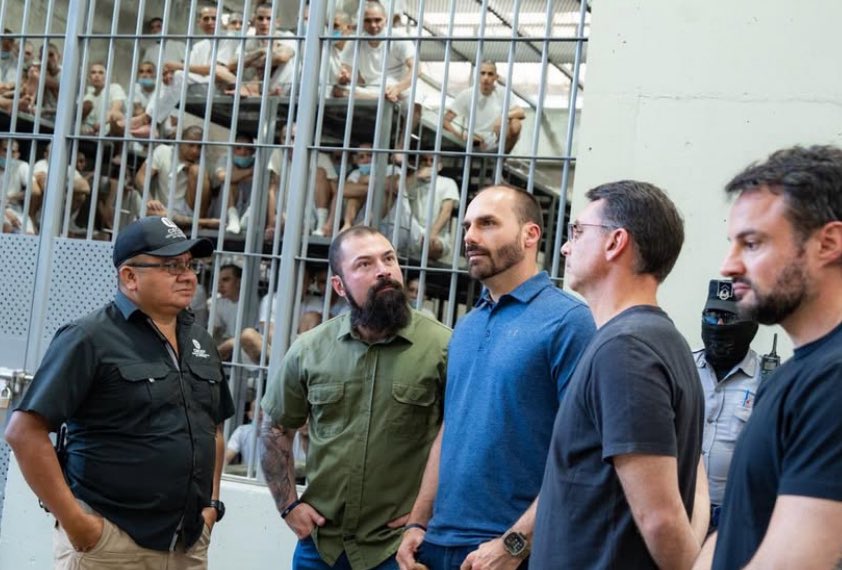 URGENTE
Bananinha cansou do papo das tarifas e agora, junto com Nikolas, tá aplaudindo aquele modelo de presos espremidos em jaulas.
Guarda essa lembrança pra quando vier chororô sobre condições de cela.
Se eles defendem isso pros outros, então que enfrentem a própria receita.