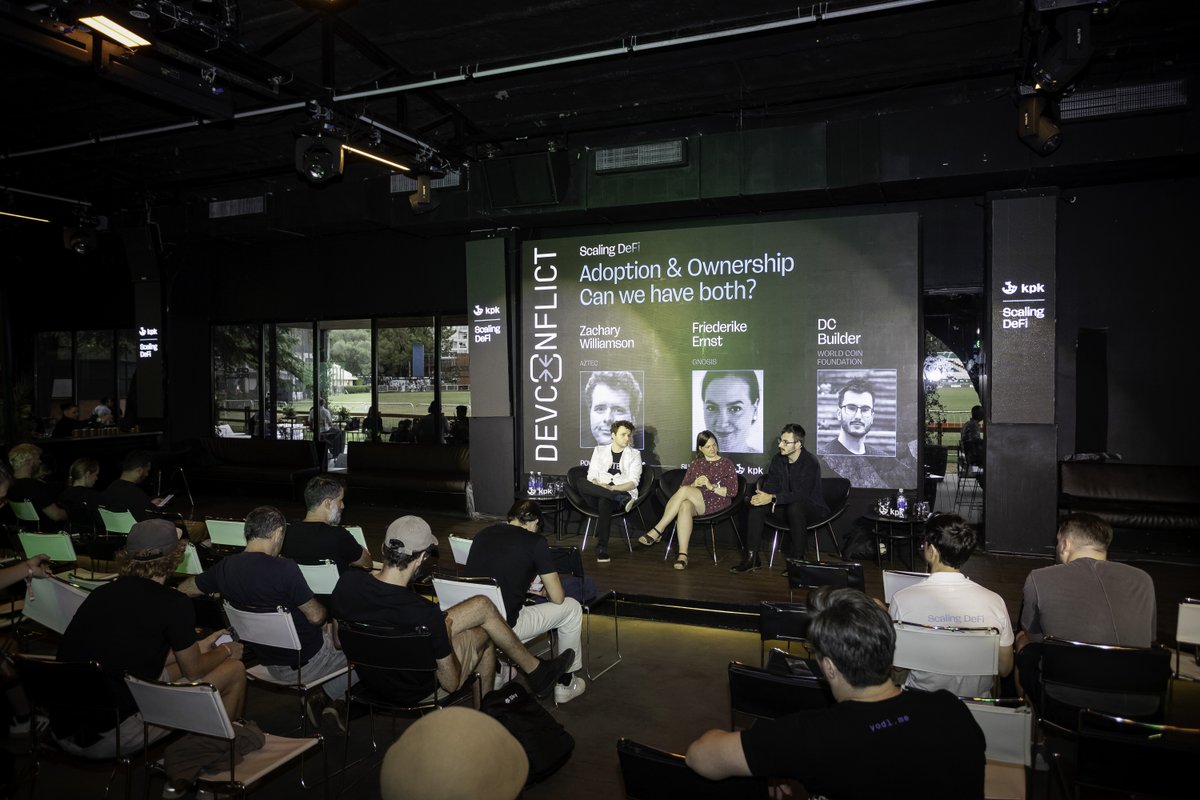 Devconnect 小组讨论及观众的广角照