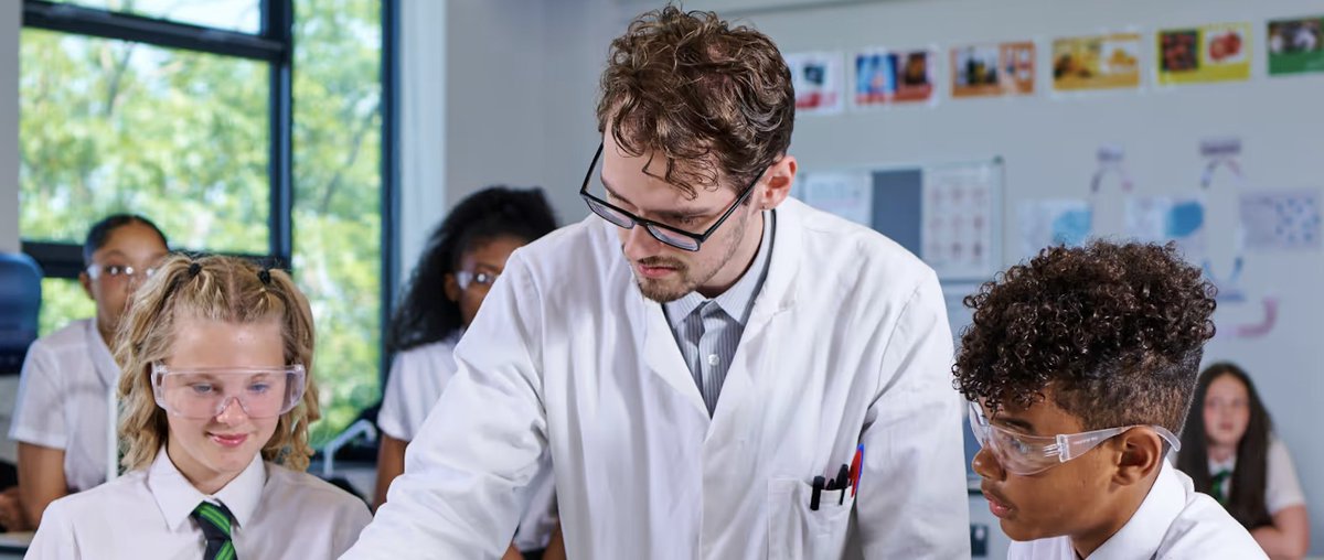 gradcracker's tweet image. Are you ready to inspire the next generation? The Lift Schools initial teacher training programme is your launchpad to a fulfilling career in education. Apply Now: ow.ly/LFfI50Xn1Pr