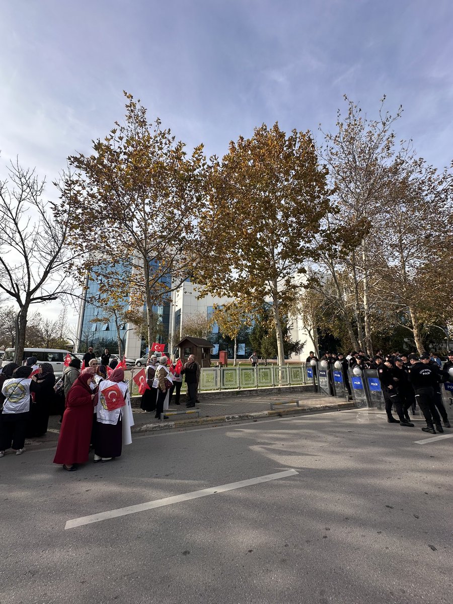 tarikince89's tweet photo. Kendi halkına kapılarını kapatan polis barikatı kurduran bir belediye anlayışı ile karşı karşıyayız @AliYerlikaya  @tahirbuyukakin @kocaelibld  
Belediyede kurumlarda bizlerindir sizler oyuncusunuz as olan halktır.. https://t.co/GNW0RfLyux