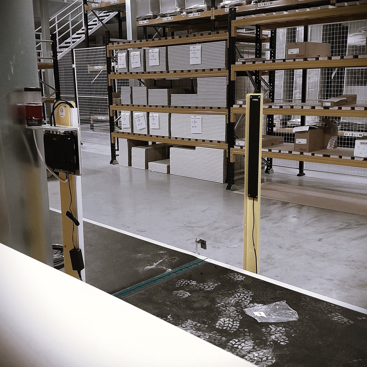 RFIDdirect's tweet image. Working in harmony; prepare for #RFID #DataCapture installation.
Next week we&apos;re installing system hardware - scan points typically mounted at strategic,  points, plus robust, safe physical mounts for antenna - correctly positioned for read-reliability: buff.ly/ye0QY1m