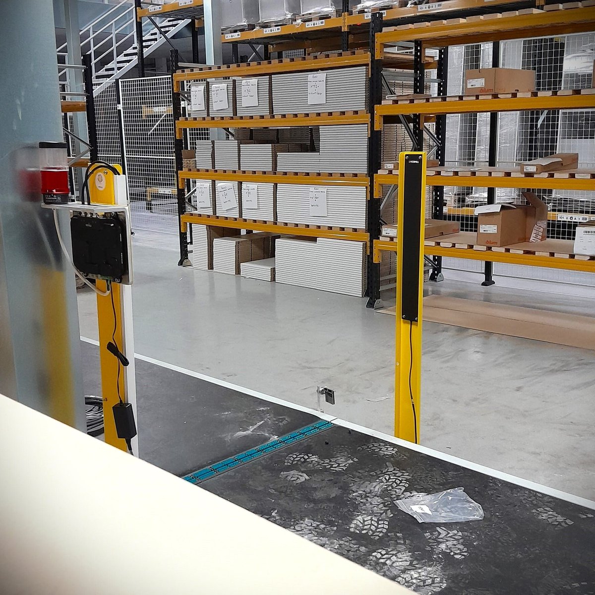 RFIDdirect's tweet image. Working in harmony; prepare for #RFID #DataCapture installation.
Next week we&apos;re installing system hardware - scan points typically mounted at strategic,  points, plus robust, safe physical mounts for antenna - correctly positioned for read-reliability: buff.ly/ye0QY1m