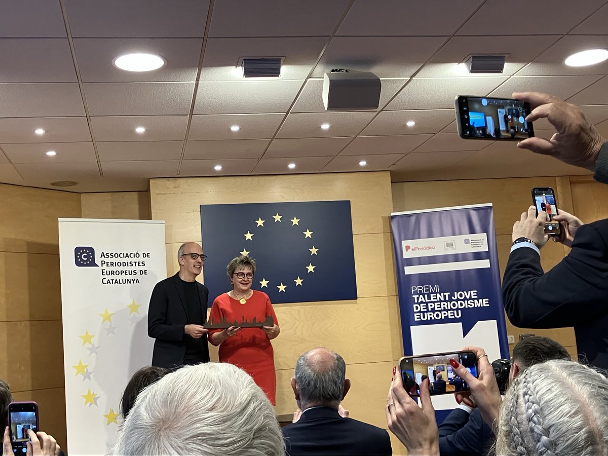 grispastor's tweet image. Ue#periodisme ⁦@Beadelvaux⁩ reçoit à Barcelona le prix « Ernest Udina », XX édition qui souligne le compromis avec l’information dans une UE hésitante..