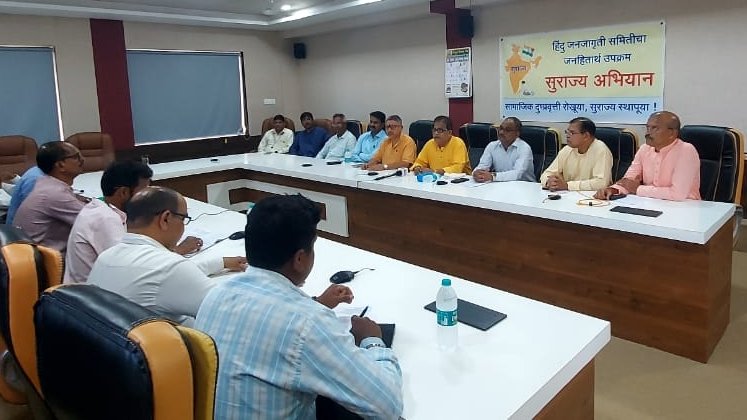 SurajyaCampaign's tweet image. #Konkan |🚨 Mango Crisis in Sindhudurg! 🚨  

🅾️Research Officer missing during peak season!
❓How can guidance come from Mumbai?

Fruit fly, hopper &amp;amp; major diseases are rising, yet after multiple memorandums Girye–Rameshwar Mango Research Centre remains non-functional. Vague…