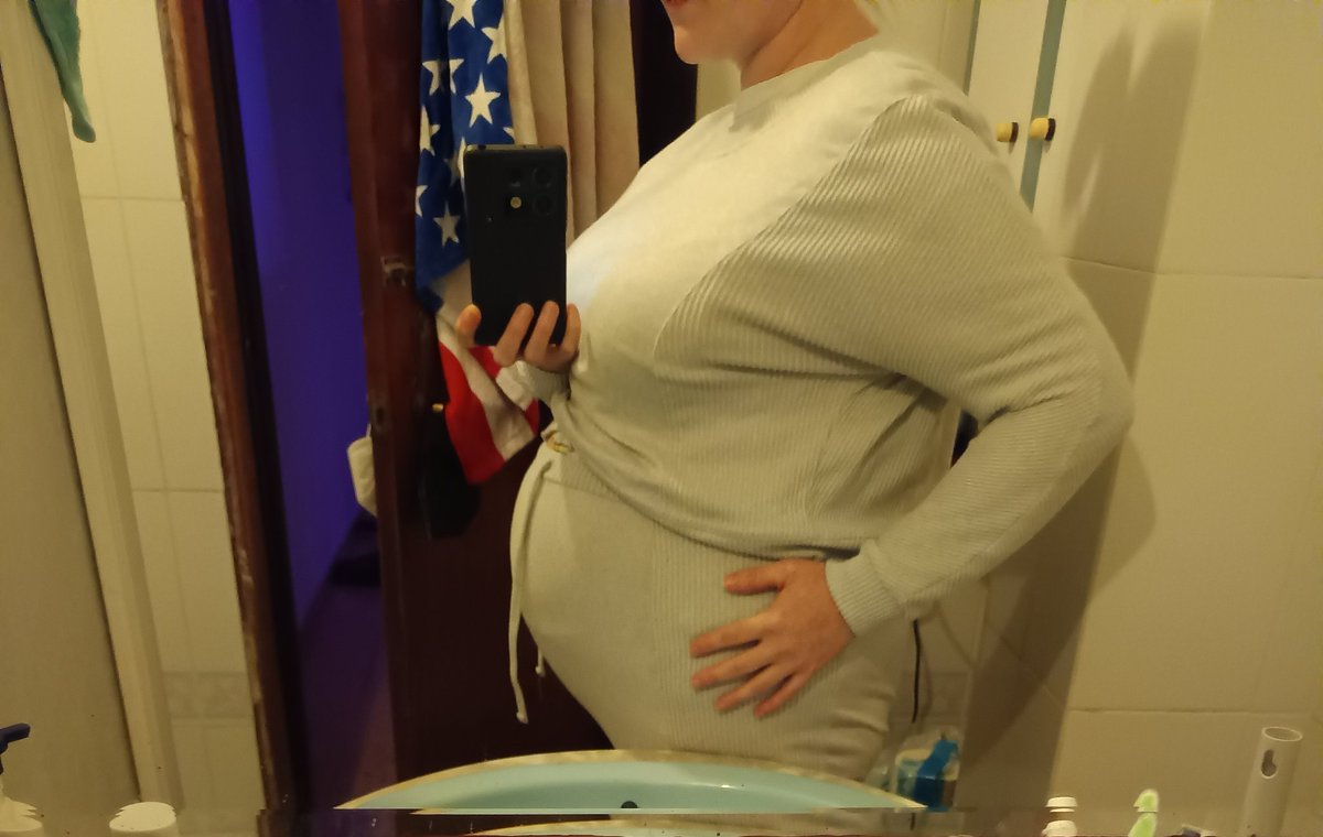 ISABELDONET's tweet photo. Así va evolucionando mi pequeño,ya solo dos meses para que le vea la carita 👶🏻😍de perfil parezco Obélix jajajajaja https://t.co/Ia7SievsQv