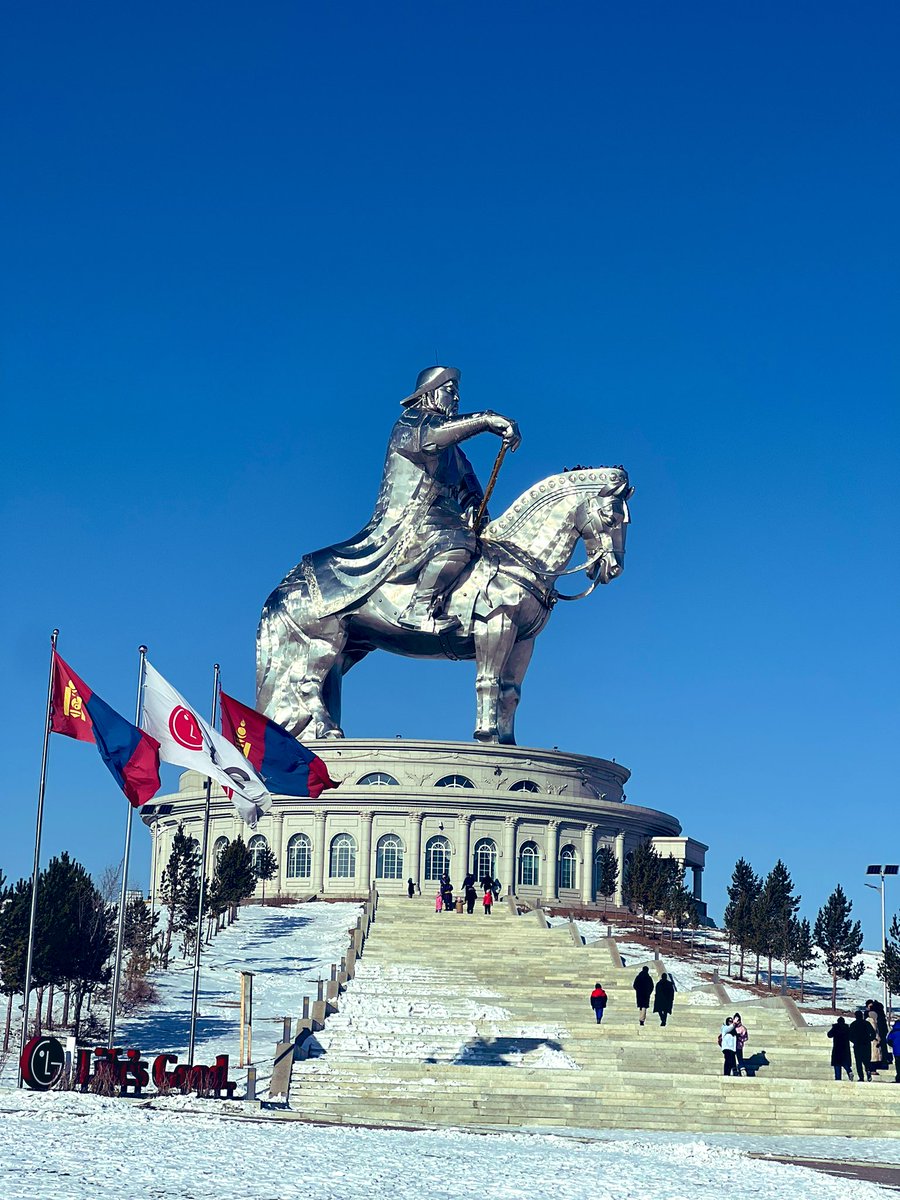 Өвөөгөө эргэчихээд ирлээ