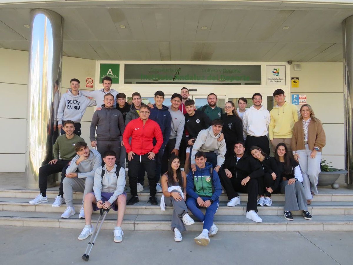Ayer nuestro alumnado de 1.° del
Grado en Ciencias de la Actividad
Física y del Deporte realizó una visita formativa al Instituto
Andaluz del Deporte (IAD), un organismo de referencia en
Andalucía para la formación y el desarrollo profesional en el ámbito deportivo.