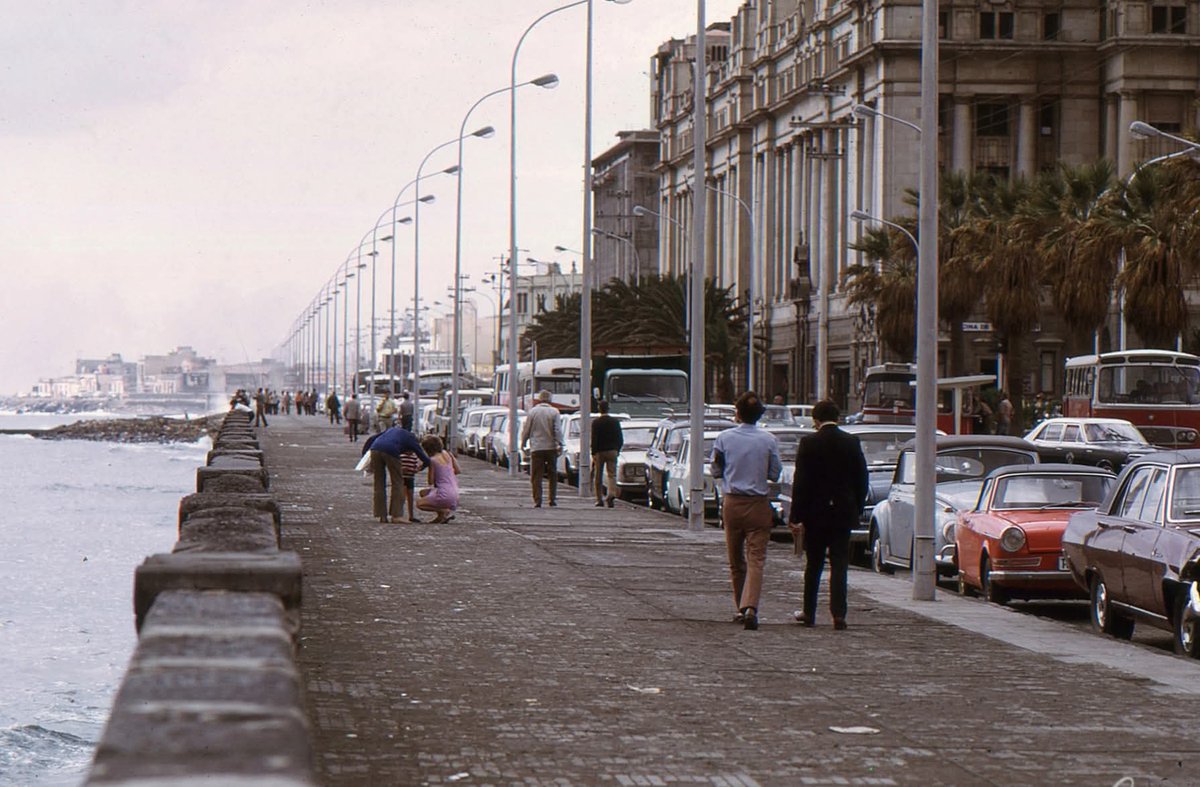 AntesAhoraTfe's tweet photo. Un Antes!
El malecón, avenida Marítima, guaguas rojas.
#SantaCruz
#Tenerife
Año1973
📷 Jean-Pierre Tharin
📷#AntiguaTenerife https://t.co/gbZT5NOj07