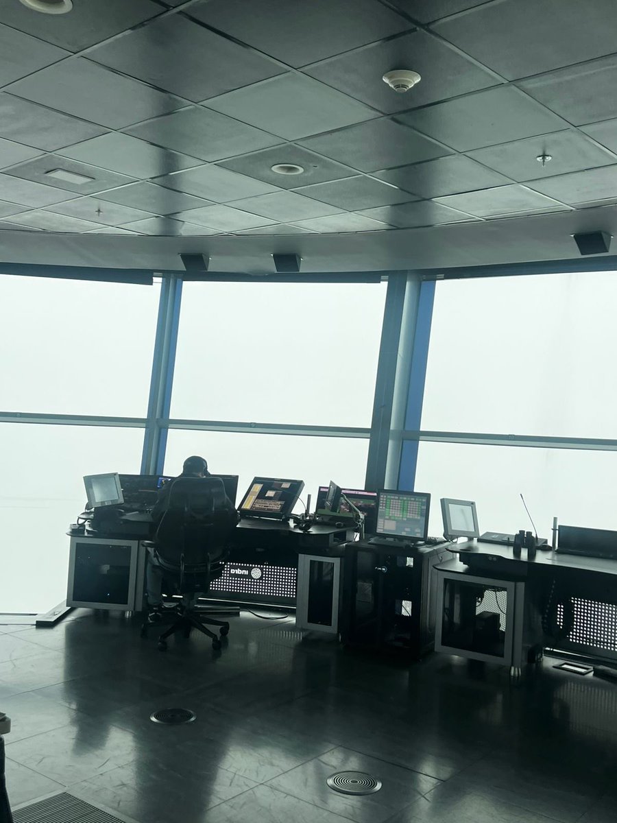 #AtenciónPasajeros

Informamos que el aeropuerto <a href="/BOG_ELDORADO/">Aeropuerto El Dorado</a> está operando en condiciones de visibilidad reducida, debido a restricciones meteorológicas.

Recomendamos mantener contacto con las aerolíneas debido a las afectaciones en operaciones y cambios en itinerarios.