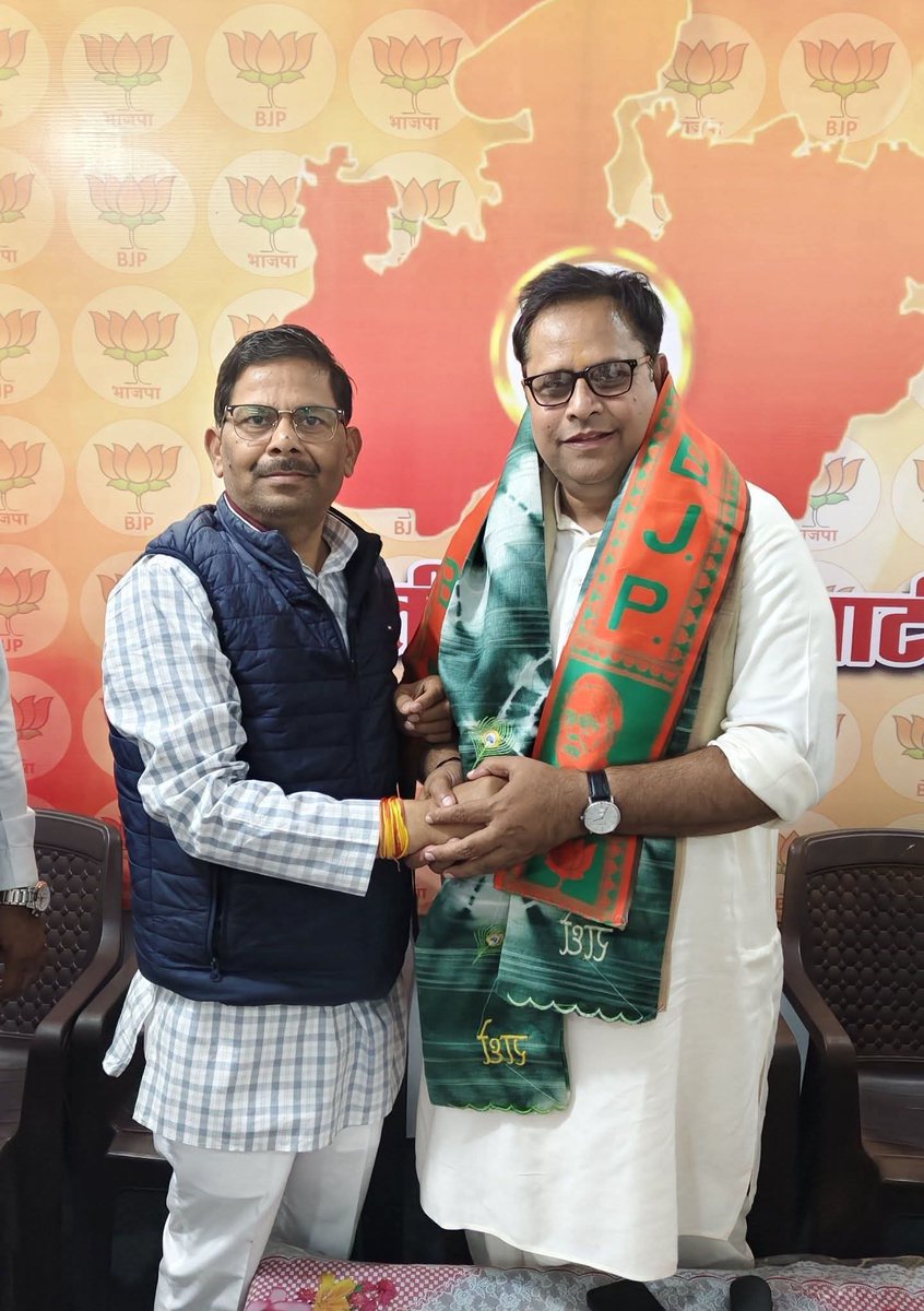 DevendraSinghMP's tweet image. भिण्ड प्रवास पर पधारे चम्बल संभाग प्रभारी डॉ. @AbhayYadav_BJP जी का भिंड भाजपा जिला कार्यालय पर स्वागत किया।

#BJP4Bhind #DevendraNarwariya