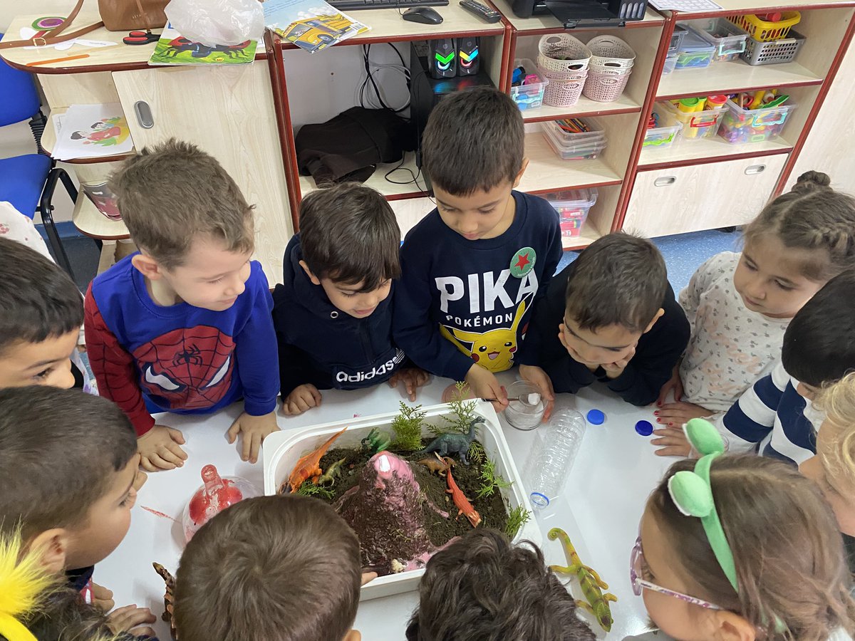 BurdurNene's tweet photo. Yanardağ Deneyi…  
Yanardağlar, Dinazorlar, Eski Çağlar ve daha bir çok konu hakkında beyin fırtınası yapan miniklerimiz… 
@TBBilgihan @necmidinc @cennet_karabuga https://t.co/7qZ4dBwtVT