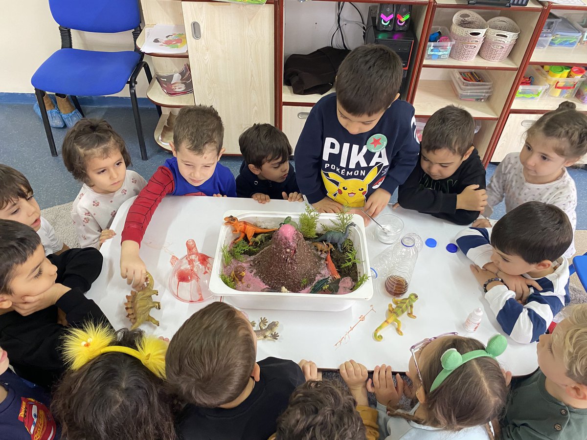 BurdurNene's tweet photo. Yanardağ Deneyi…  
Yanardağlar, Dinazorlar, Eski Çağlar ve daha bir çok konu hakkında beyin fırtınası yapan miniklerimiz… 
@TBBilgihan @necmidinc @cennet_karabuga https://t.co/7qZ4dBwtVT