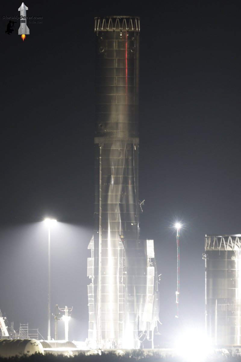 SUPER HEAVY B18 DANIFICADO, POSSÍVEL PERDA TOTAL!
A SpaceX danificou o primeiro Super Heavy da versão 3 durante testes feitos nesta manhã. 
O tanque de oxigênio líquido se rompeu durante a primeira prova criogênica do veículo, possivelmente condenando o novíssimo booster a virar