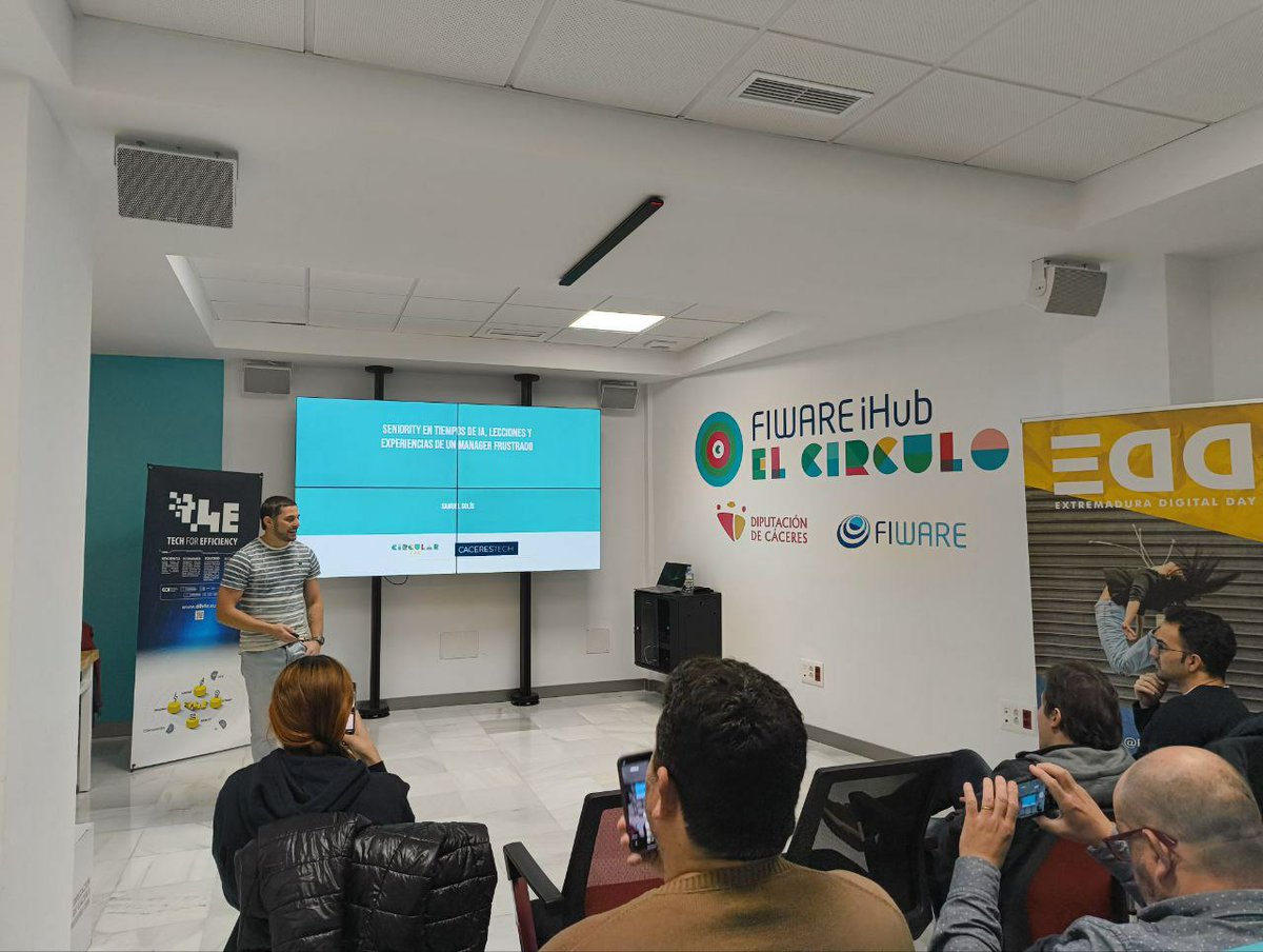 CircularFab's tweet image. 🧠🌐 Ayer vivimos una nueva edición de #CáceresTech en Fiware ElCirculo, con Samuel Solís @estoyausente compartiendo reflexiones sinceras sobre liderazgo técnico, IA y el verdadero valor del seniority.

💬 Una charla que conectó con la comunidad tech.

¡Gracias!