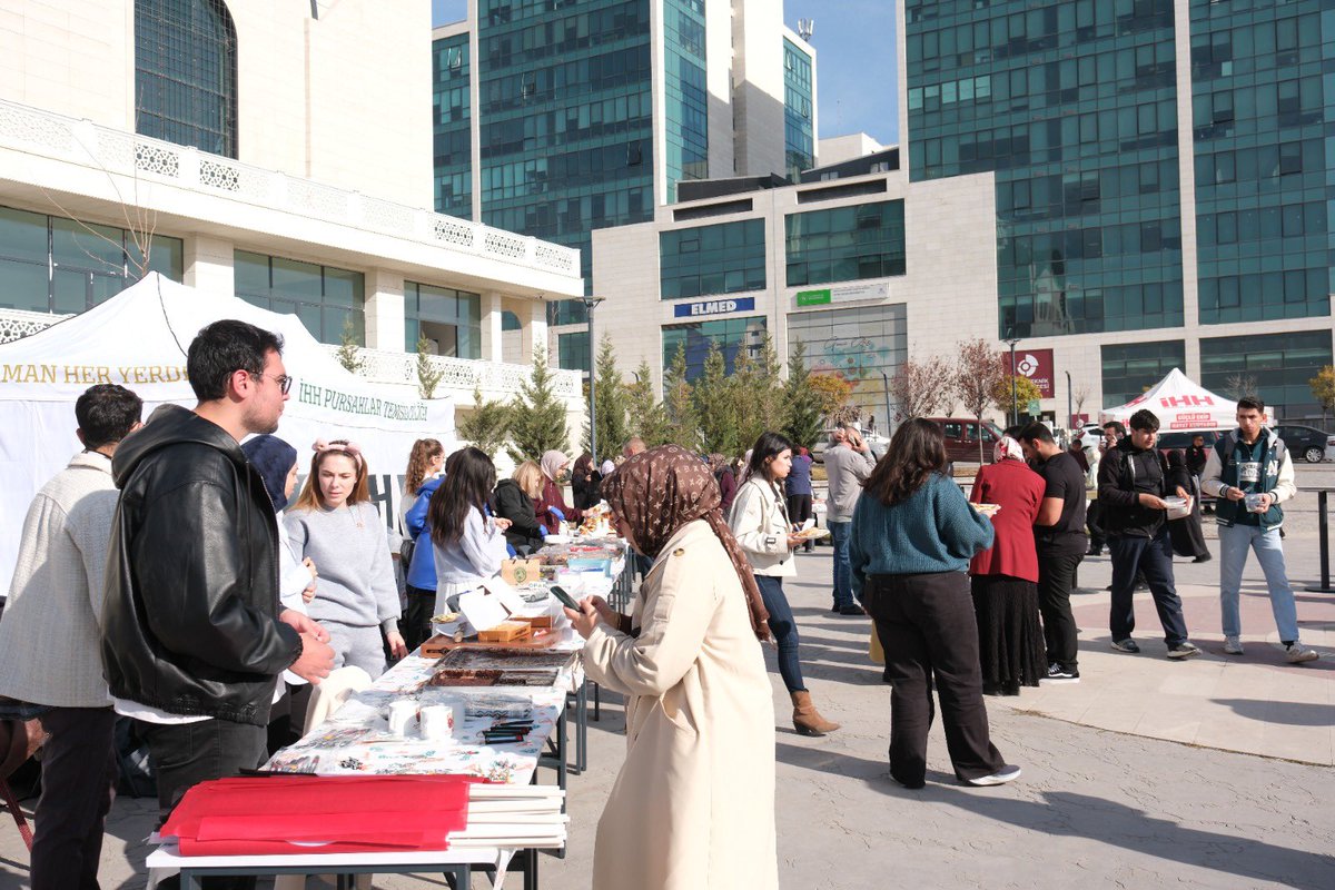 🌍Yetim Gülerse Dünya Güler!

Üniversitemiz Sağlık, Kültür ve Spor Müdürlüğü koordinesinde Toplumsal Kültür ve Yardımlaşma Öğrenci Topluluğu katkılarıyla düzenlenen "Yetimlere Destek Kermesi"ni bugün Hasan Yalçıntaş Parkı’nda gerçekleştirdik⤵️