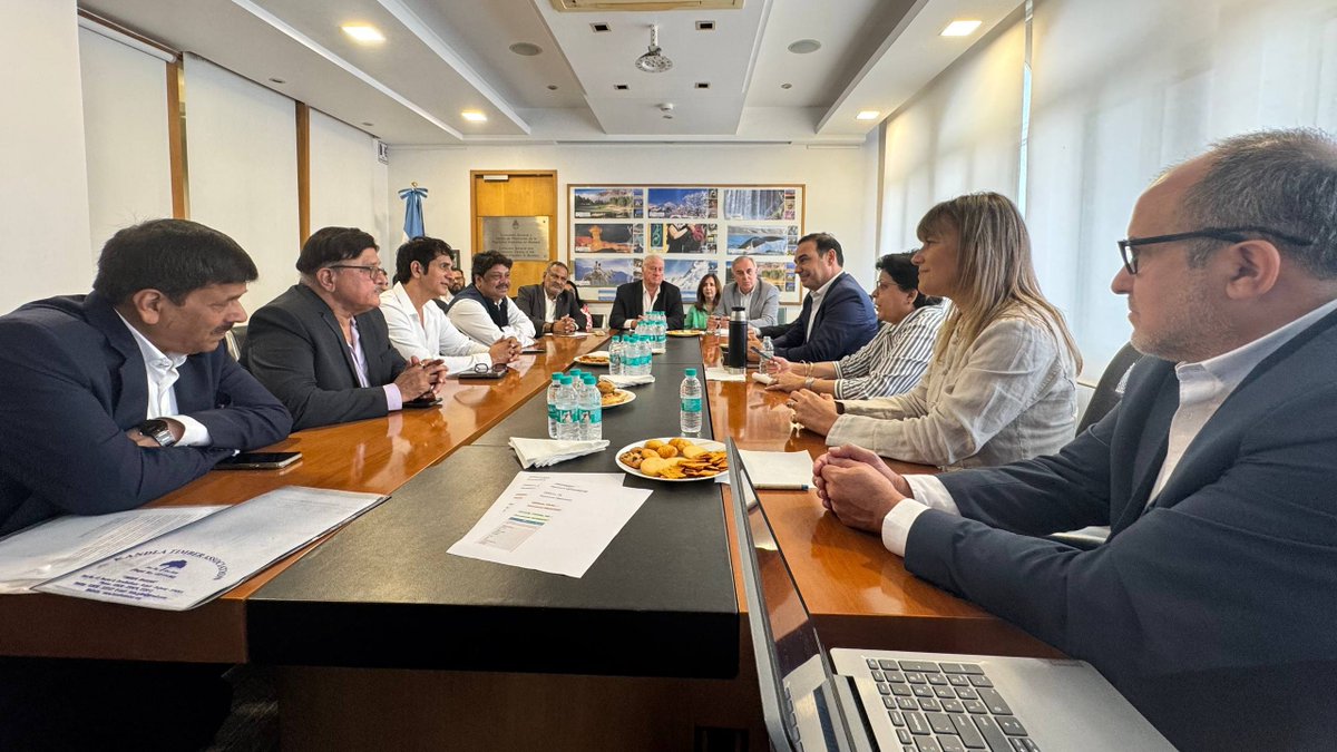 En el Consulado de #Argentina en #Mumbai, reunión con empresarios del sector maderero de #Guyarat que viajaron especialmente para este encuentro.

Además de agradecerles esta deferencia, generaremos vínculos con sus pares argentinos para que exploren oportunidades de inversión.