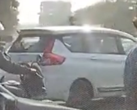 abhi_kulkarni85's tweet image. Like this white car. I understand it may cause slight inconvenience for people who want to go straight, but I’ve noticed that even those going straight usually stay on the right side and then switch multiple lanes anyway.