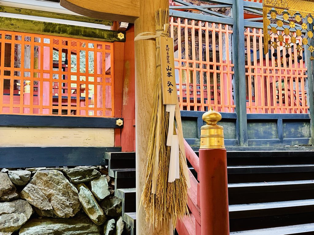 『クリスマスキャロルの前に』
繁華街を歩くと、きらきら輝くショッピングモールからはクリスマスキャロル。ショーウィンドウを覗けば、サンタクロースが微笑みます。街は、もうクリスマス一色になりました。