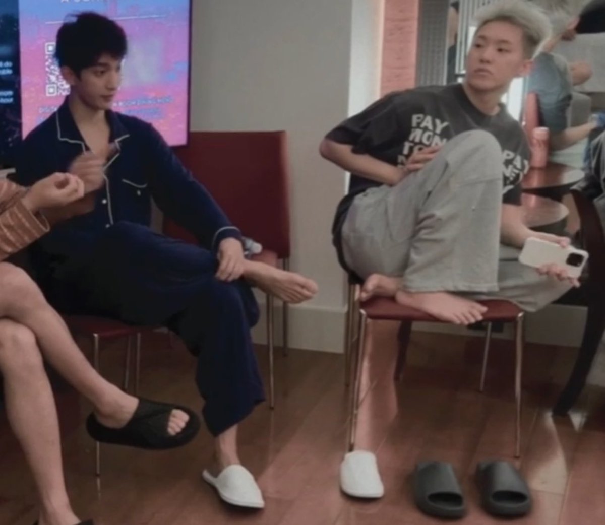 연하 슬리퍼 왜 또 저기떨어졋대