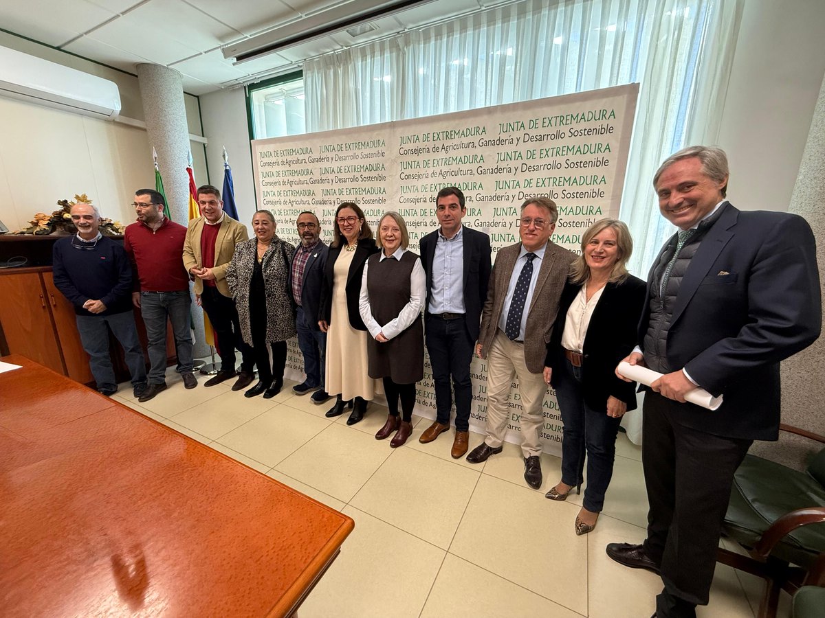 ¡Acabamos de firmar con <a href="/Junta_Ex/">Junta de Extremadura</a> y <a href="/DiputacionCC/">DiputacionCC</a>  el convenio que permitirá garantizar el abastecimiento de agua a Cabezuela del Valle y Pasarón de la Vera!

Una actuación estratégica para estos municipios de Cáceres, de gran riqueza natural y un elevado potencial turístico

Se