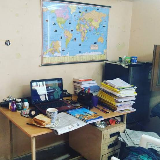 अपने घर, अपने शहर में बैठकर 8-10 घंटे पढाई करने की आदत डालिये। अपने शहर में एक अच्छे गुरु की तलाश करें। पढ़ने वालों का ग्रुप हर शहर में मिल जाएगा। घर में बैठकर पढ़ने का पैसा नहीं लगता। अच्छे कमरे में पढ़ें, अच्छा खाएं, सुरक्षित रहें, परिवार के साथ रहें और अपनी यूपीएससी तैयारी का