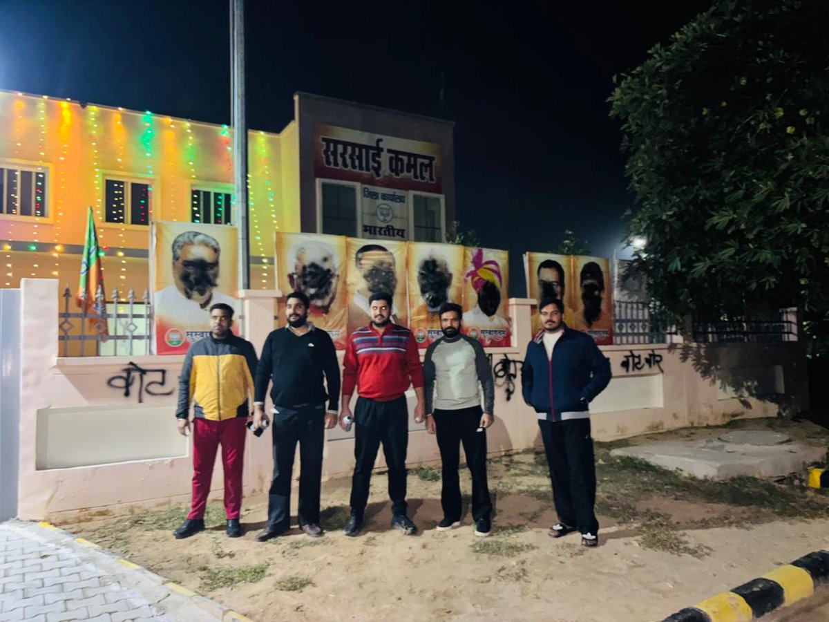 UdayBhanuIYC's tweet image. मुझे जानकारी मिली है कि हरियाणा युवा कांग्रेस के बब्बर शेरों पर सिरसा में मुकदमा दर्ज कर गिरफ्तार किया गया है।

उनका गुनाह सिर्फ इतना था कि उन्होंने लोकतंत्र का मुँह काला करने वाले चोरों का मुँह काला किया था... 

भाजपा ये बिल्कुल मत भूले कि ये राहुल गांधी जी के सिपाही है, जेल…