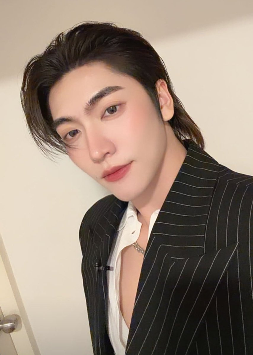 ShawtyBoss_'s tweet image. Boss, a vision in pinstripes, transcends mere handsomeness. His presence, a captivating hearts🥰❤️

MOONSNACK WITH BOSSCKM
#SnackTimewithBoss
