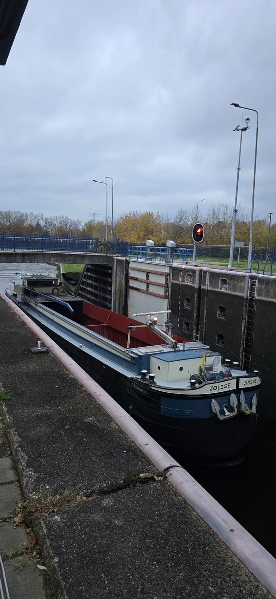 Sinds gistermiddag kunnen schippers sluis #Helmond weer gebruiken. De sluis heeft tijdens onderhoud oa 4 nieuwe deuren gekregen en kan er weer even tegenaan.💪🏽