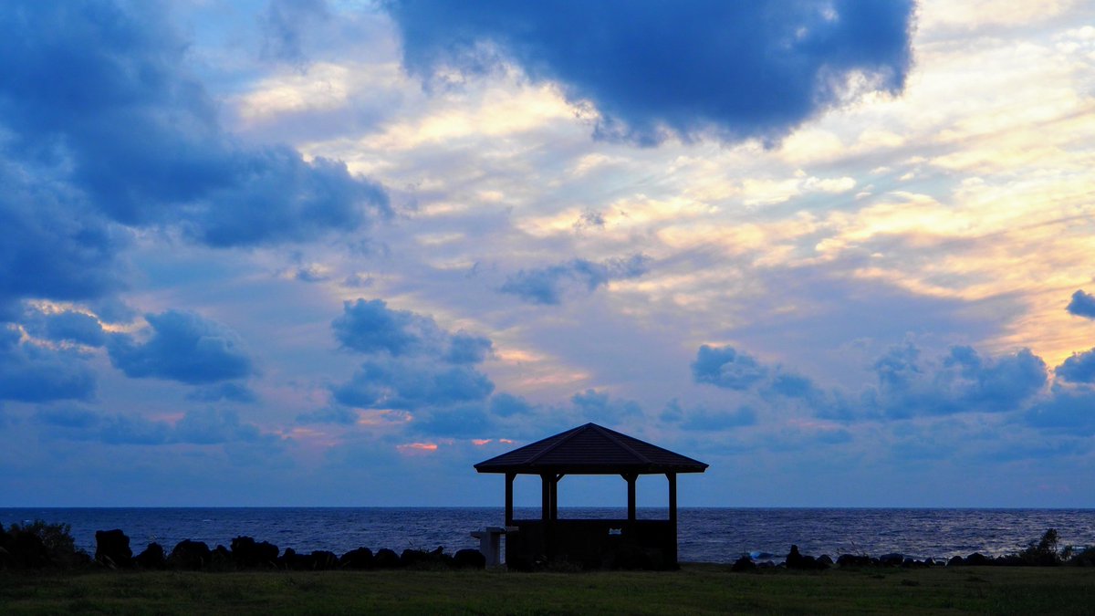 k19ch1's tweet photo. 11月21日
八丈島の夕暮れ
西には雲があり
夕陽と夕焼けは残念
少し波浪な夕暮れ
ANA最終便は若干遅延、
お疲れ様でした
#八丈島
#八丈島民図鑑
#宇喜多秀家公と豪姫の碑
#夕暮れ
#夕陽
#八丈島空港 #RJTH 
#JA217A #全日空 https://t.co/eMZ1x8JBIP
