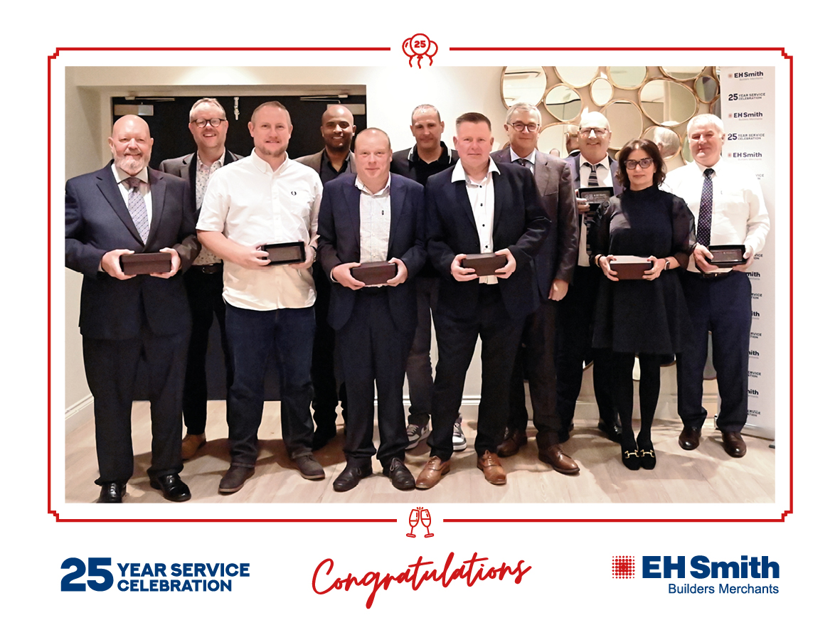 EHSmith's tweet image. Last week, our Chairman, John Parker, was proud to recognise ten long-standing staff members who reached an amazing 25 years of service. 

Well done and congratulations on this #proper incredible milestone! 🥂

#FeelGoodFriday #Longservice #25Years