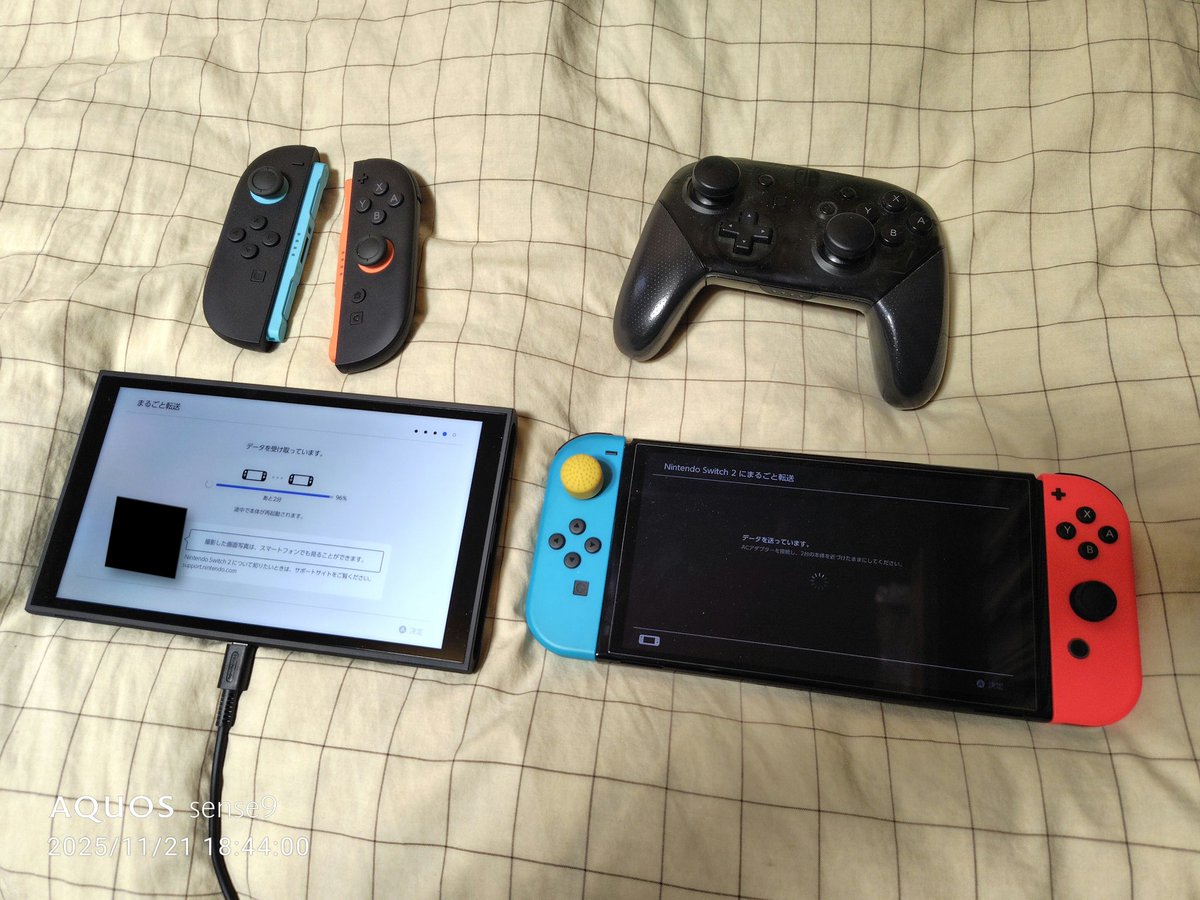SABU0819's tweet image. Switch２…
初代プロコンのスリープ機能が使えない問題は新しいのを買って解決だけど…

次はYouTubeを見れない問題が。

だから無理やり初代Switchも
繋ぎ直して、ゲームはSwitch２、
YouTubeは初代Switchで。な感じ。

TVとサウンドバーに繋いでるから
配線がゴチャゴチャすぎる。
#Switch２
#Switch