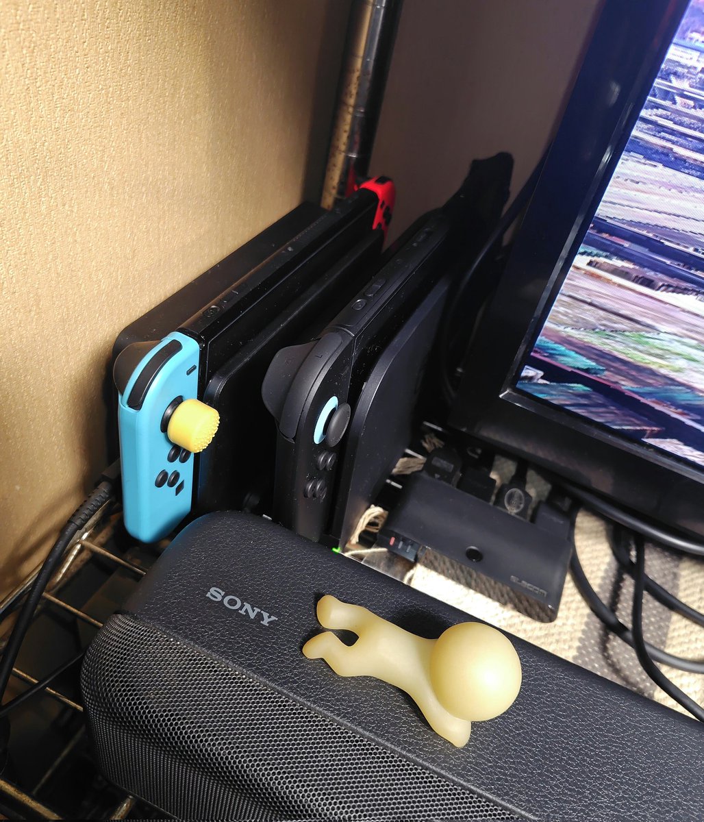 SABU0819's tweet image. Switch２…
初代プロコンのスリープ機能が使えない問題は新しいのを買って解決だけど…

次はYouTubeを見れない問題が。

だから無理やり初代Switchも
繋ぎ直して、ゲームはSwitch２、
YouTubeは初代Switchで。な感じ。

TVとサウンドバーに繋いでるから
配線がゴチャゴチャすぎる。
#Switch２
#Switch