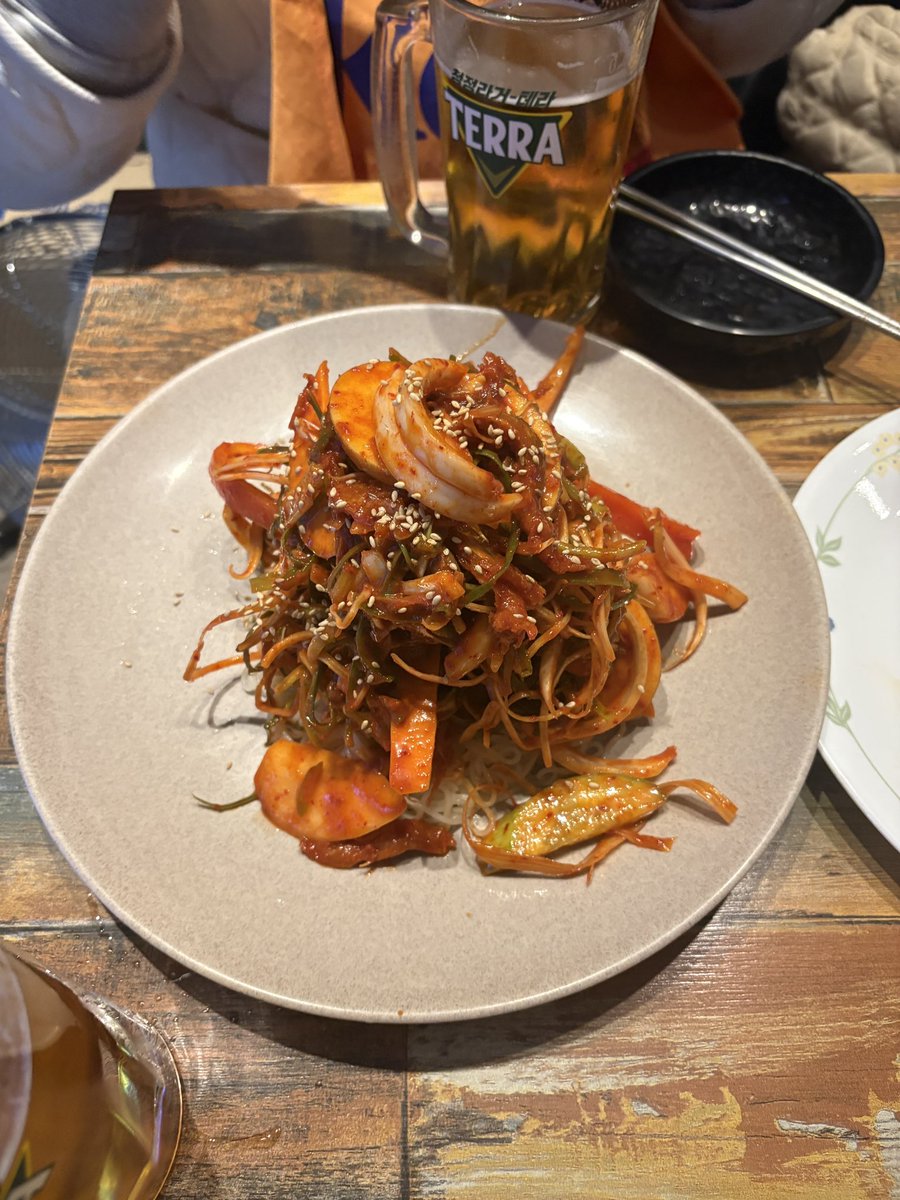 트위터에 바이럴 맛집만 올라오는 합정 망원에서 이런 호프집 (술집x 호프집이라고 불러야됨 이름부터 너랑나랑호프임) 너무 아름답고
육전 식으니까 한판 먹으면 다시 한판 더 부쳐주심