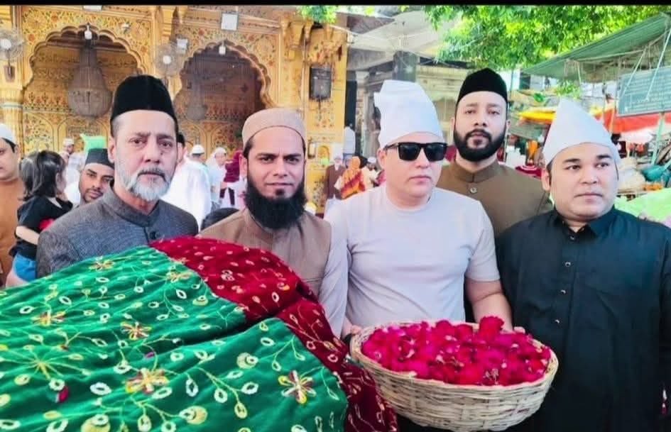 मुफ़्ती अनस देवबंदी पहुँचे अजमेर शरीफ ग़रीब नवाज़ की बार गाह 🙂

अब देवबंदी फतवे के हिसाब से सना ख़ान का निकाह टूट चुका है ? क्यों के इनके नजदीक शिर्क का इर्तिक़ाब हो चूका है ! 😂💔