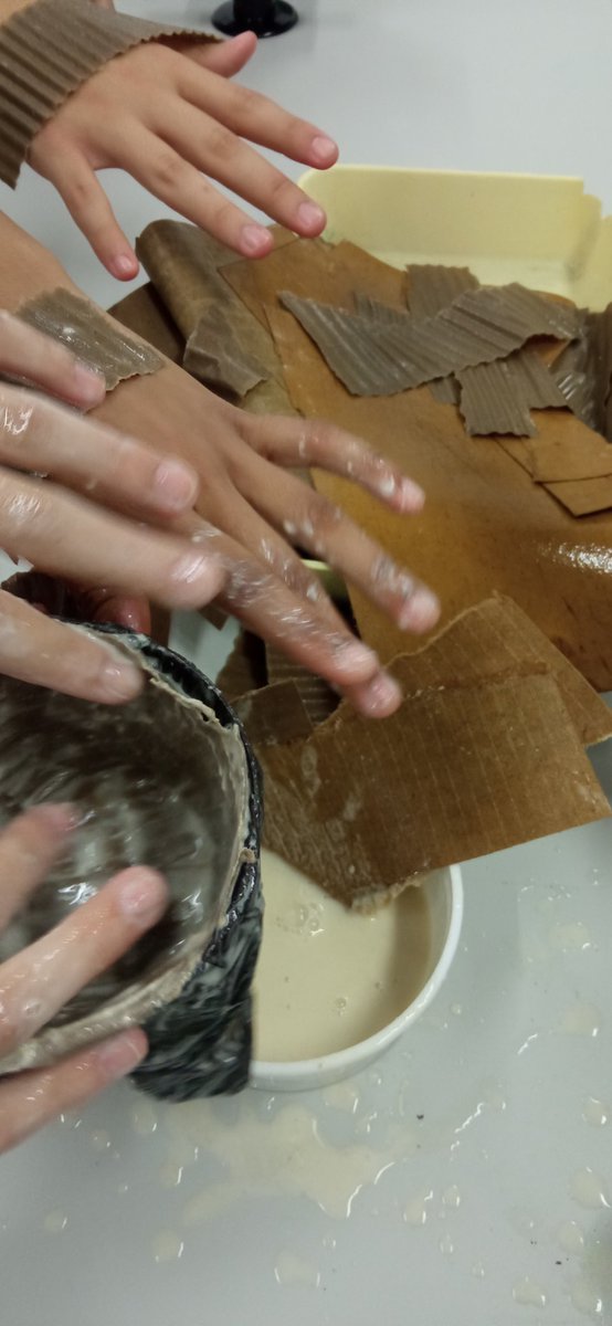 Hoy hemos hecho macetas biodegradables con l@s alumn@s de botánica aplicada de @iesjuangris ! 🌾💦📦🧺
#huertosurbanos 
#huertosescolares 
#huertosdelarhuam 
@sistemasmedioambientales 
@ayto_mostoles 
@mostoleseducacionambiental