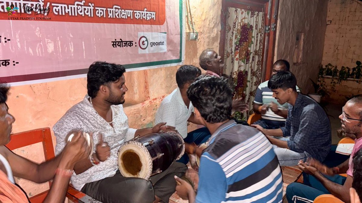 ChaukMafiUPTR's tweet photo. 🎤🌾 The Sound of Tradition
Local artists performing age-old melodies that reflect community life and emotions.
A true glimpse of culture through music. ✨🪘
#RuralMusic #HeritageMelodies #CulturalRhythms #VillageVibes https://t.co/oVEFPCBnh8