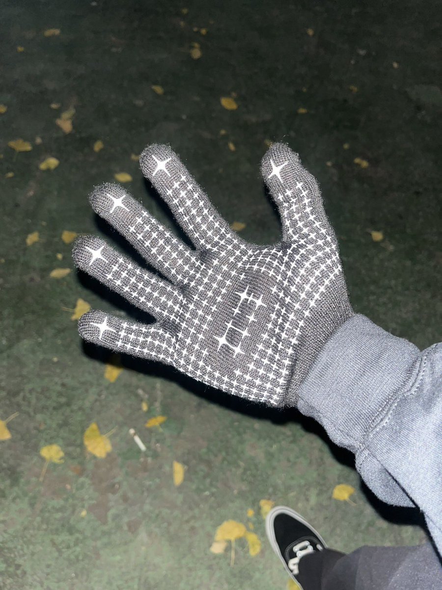 tivehc's tweet image. ✨NEW MOSH GEAR✨
光ロゴ刺繍スウェット
光エッジグローブ

明日の韓国公演から発売！