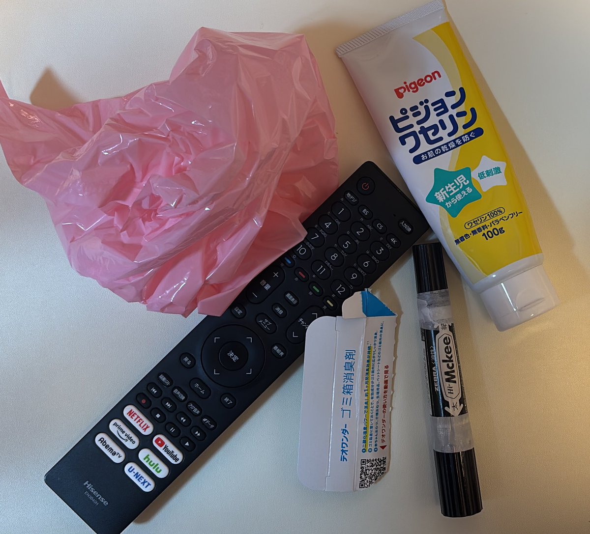 sakeyakuzaneko's tweet image. 0歳〜1歳ベビーの気分がアガる──これさえ持っていれば間違いない、デイリーに使える『ベビウケ』な名品5選。
トレンドに左右されないリモコンは「おうちあそび」を底上げしてくれる本気買いアイテム。
マッキーのキャップの固定はマスト。