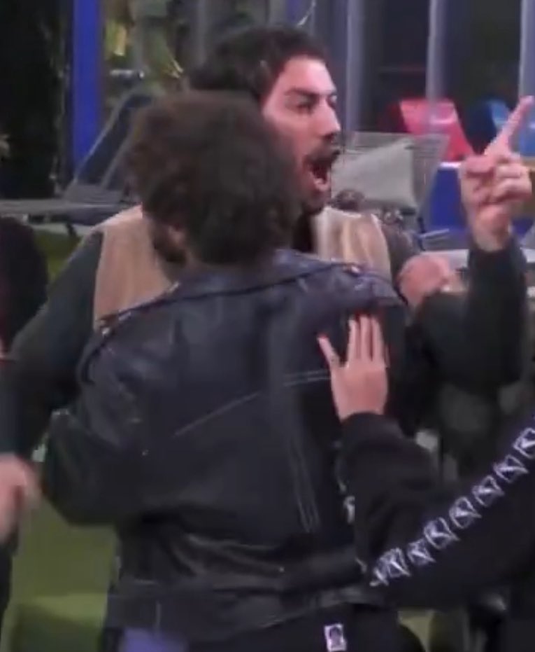 heisgiu's tweet photo. Fate girare ANCHE questa foto, grazie!
#jonita #GrandeFratello https://t.co/SACA4M1b2H