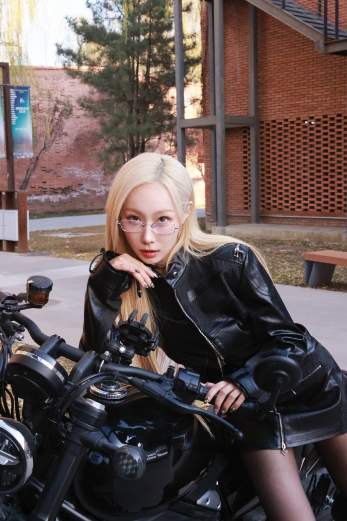 insomnicsy's tweet image. HANDONG WITH A MOTORCYCLE AND IN GLASSES?!?! 🐱🏍️🔥

🔗weibo.com/7820354900/523…
