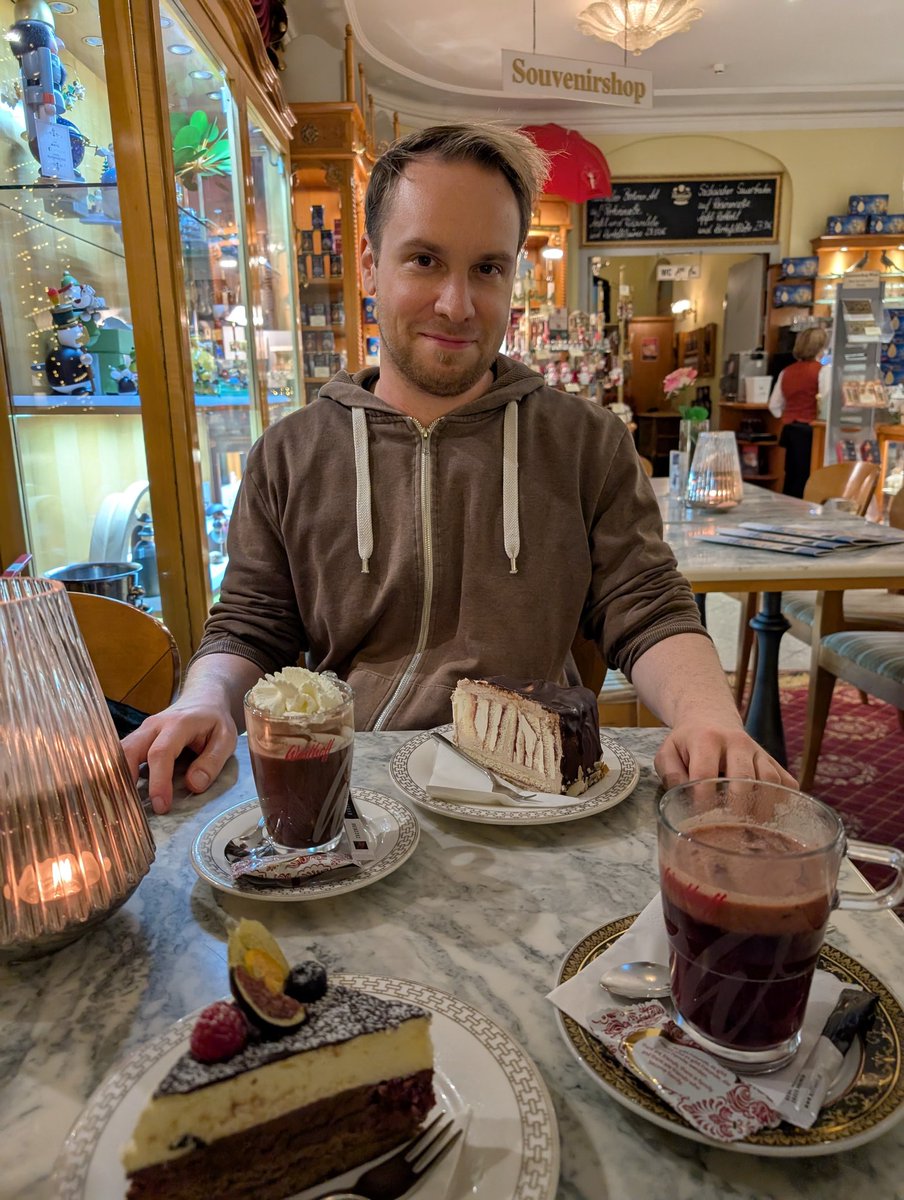 Ich war die letzten Tage unterwegs. Hier ein Bild vom Mittwoch. Da geht man spazieren und entscheidet sich spontan in ein schönes Café zu gehen. Aber dadurch bin ich selbst nicht sehr schick für das Ambiente. 😅