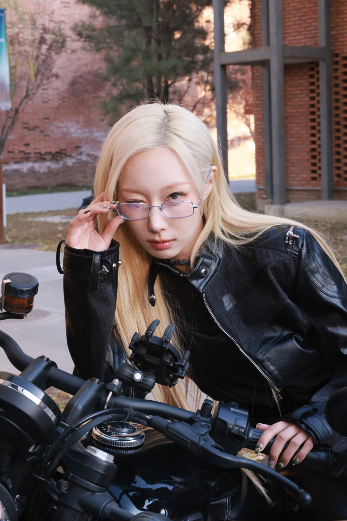 insomnicsy's tweet image. HANDONG WITH A MOTORCYCLE AND IN GLASSES?!?! 🐱🏍️🔥

🔗weibo.com/7820354900/523…
