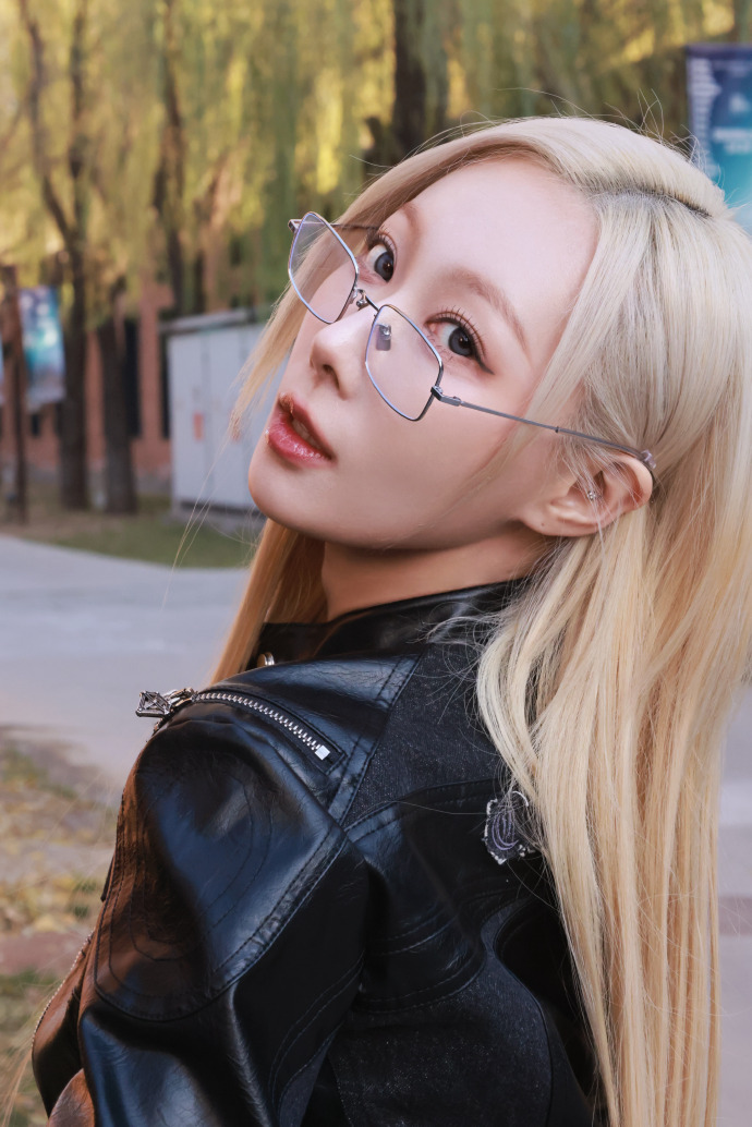insomnicsy's tweet image. HANDONG WITH A MOTORCYCLE AND IN GLASSES?!?! 🐱🏍️🔥

🔗weibo.com/7820354900/523…