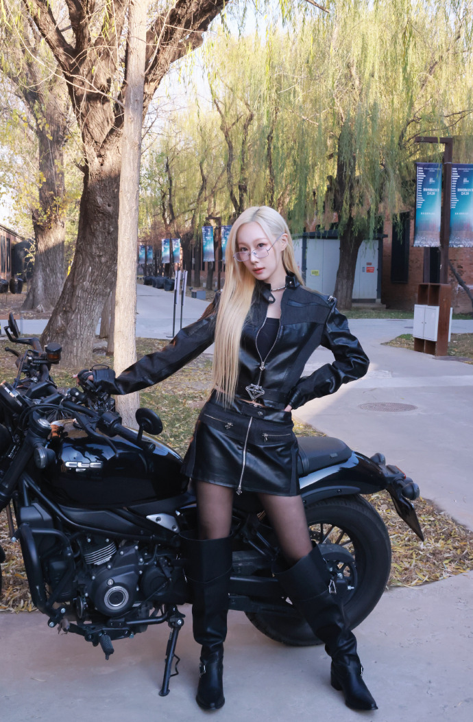 insomnicsy's tweet image. HANDONG WITH A MOTORCYCLE AND IN GLASSES?!?! 🐱🏍️🔥

🔗weibo.com/7820354900/523…