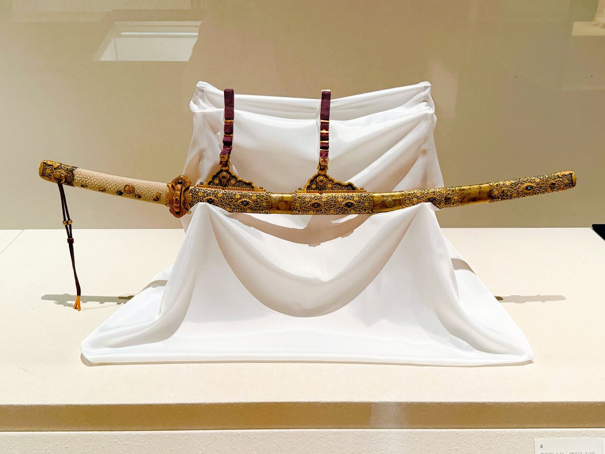 文化財オンラインだと「葵紋散螺鈿黄金造『飾』太刀拵」ですが、今年の