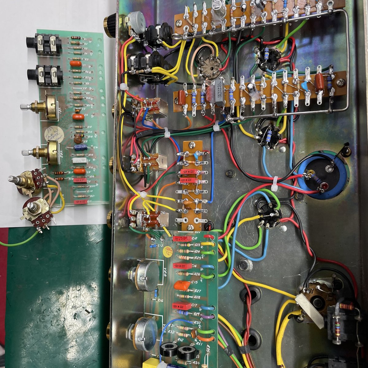 🎶感謝しかありません。
再度改造マーシャルを製作しました。
以前にも投稿させて頂きましたマーシャル MKII スーパーリード100の改造モデルと同じ仕様のアンプをZENTA様からご依頼をいただき、心を込めて製作いたしました。

ご本人様のYouTubeチャンネルです。
youtu.be/BbkeVdVqyqM?si…