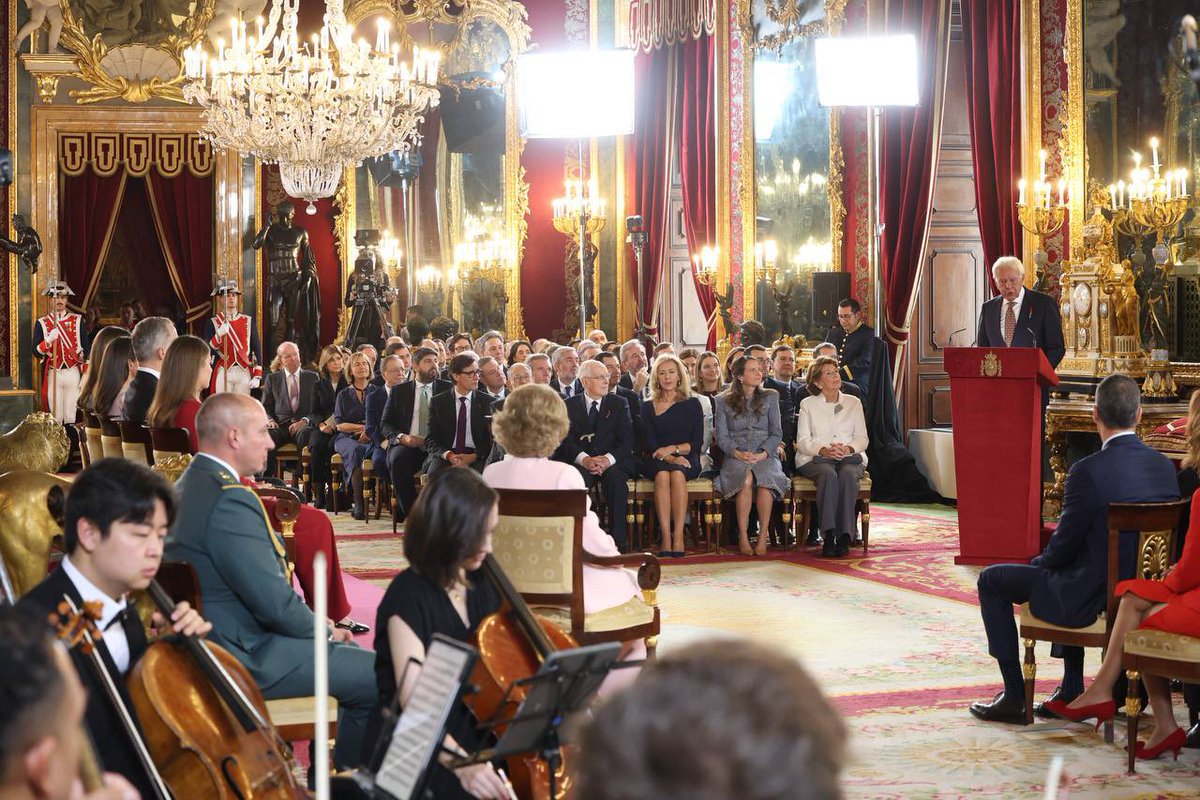 En la España democrática cabemos todos. 

Hoy, en la entrega del Toisón de Oro a la Reina Sofía; a los padres de la Constitución, Miguel Herrero y Rodríguez de Miñón y Miquel Roca i Junyent, y al expresidente Felipe González.

Un momento histórico y de gratitud colectiva.