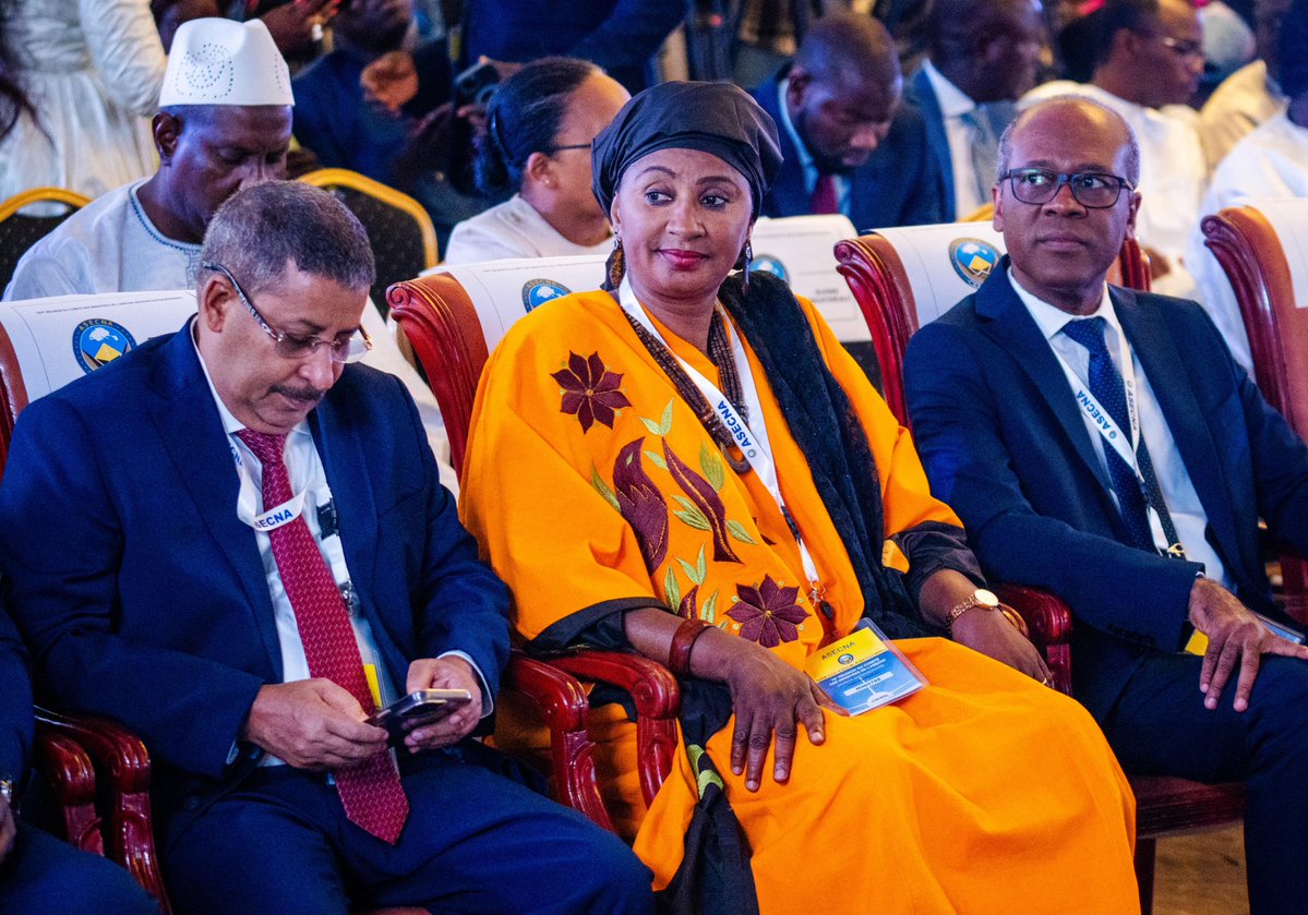 PrimatureSN's tweet image. #PrimatureSN Le Premier ministre Ousmane SONKO a présidé, ce vendredi 21 novembre 2025, l’ouverture des travaux de la 76ᵉ réunion du Comité des ministres de l’Agence pour la Sécurité de la Navigation Aérienne en Afrique et à Madagascar (ASECNA), en session extraordinaire.
Dans…