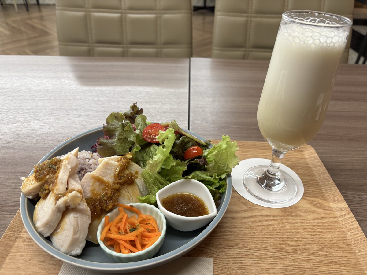 dadada0s20da's tweet image. 会話しながら食べることが苦手。
若干だけど会食恐怖症。
完食しないと怒られるという経験から必死に食べて呑気症の原因にもなってる。
若い頃食事に誘ってくれた先輩から、
「残す勇気も必要だよ。」と言われた。
そのひとことに心が救われた。
今は小サイズや小盛もできるからいい時代☺️