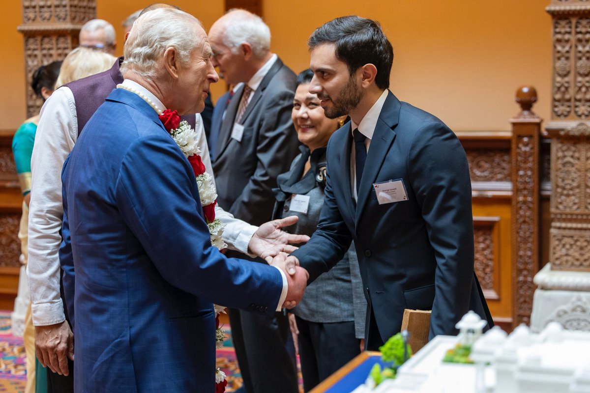 Pour les 30 ans du #NeasdenTemple à #Londres, nos équipes ont eu l’honneur de rencontrer le roi Charles III et la reine Camilla. Échanges autour du <a href="/BAPS/">BAPS</a> #ShriSwaminarayanMandir de Paris, en construction à #BussySaintGeorges.
